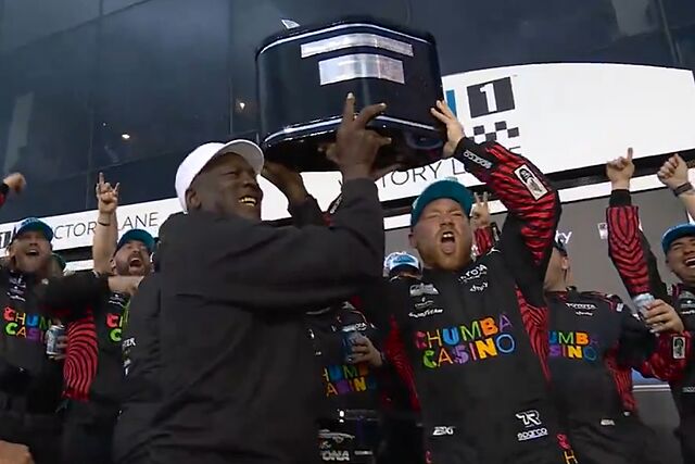 Michael Jordan y Tyler Reddick levantando el trofeo de ganador de la Daytona 500 2026