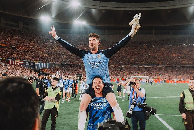 Mikel Oyarzabal lleva a hombros a Unai Marrero al fondo de los seguidores de la Real.