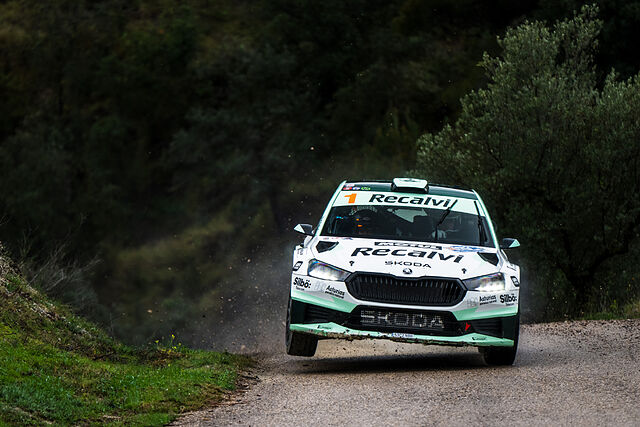Su�rez, atacando con su Skoda Fabia RS Rally2.