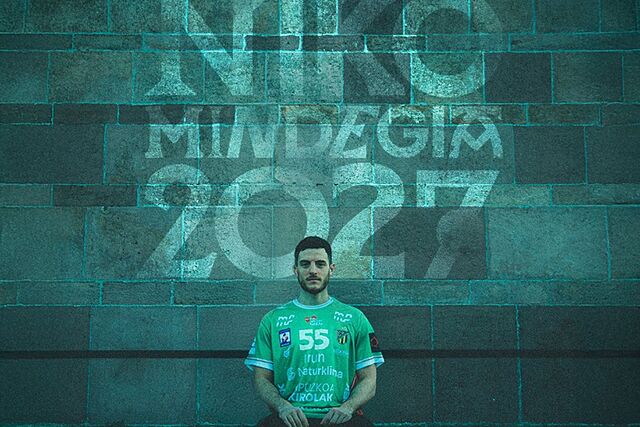 Presentaci�n del fichaje de Niko Mindegia como jugador del Bidasoa.