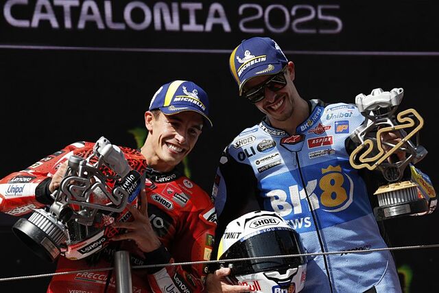 Marc y �lex M�rquez, con los trofeos.