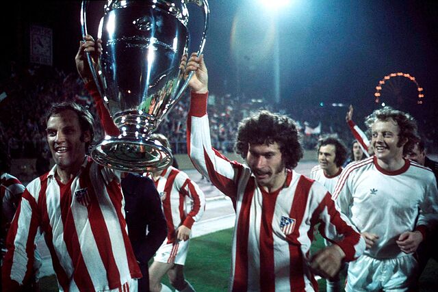 Roth y Breitner, con la camiseta del Atl�tico de Madrid, despu�s de ganar la Copa de Europa de 1974, la primera en el palmar�s del Bayern.