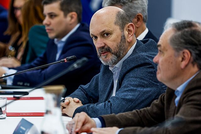 Jokin Aperribay, junto al presidente de la RFEF Rafael Louz�n, en la reuni�n sobre la final de Copa.