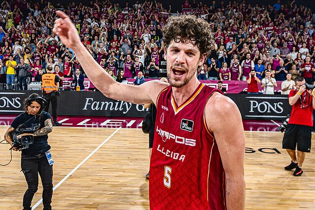 Oriol Paul� celebra la victoria del Hiopos Lleida sobre el Barcelona.