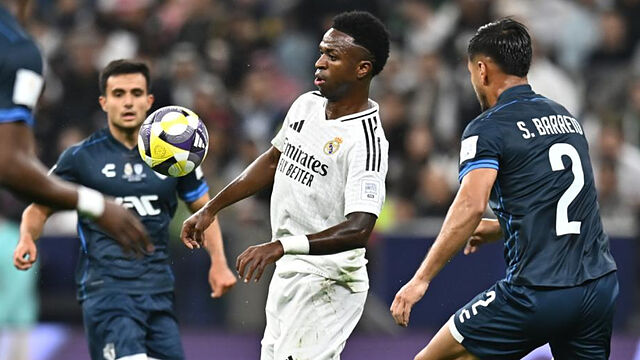 Vinicius Jr. controla un bal�n ante varios rivales de Pachuca.