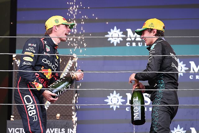 Verstappen y Antonelli, celebran en el podio del Gran Premio de Brasil.