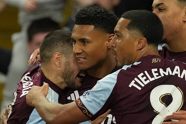Ollie Watkins celebrando su gol 100 con el Aston Villa.