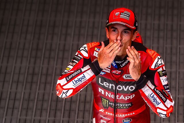 Marc M�rquez lanza besos en Alemania.