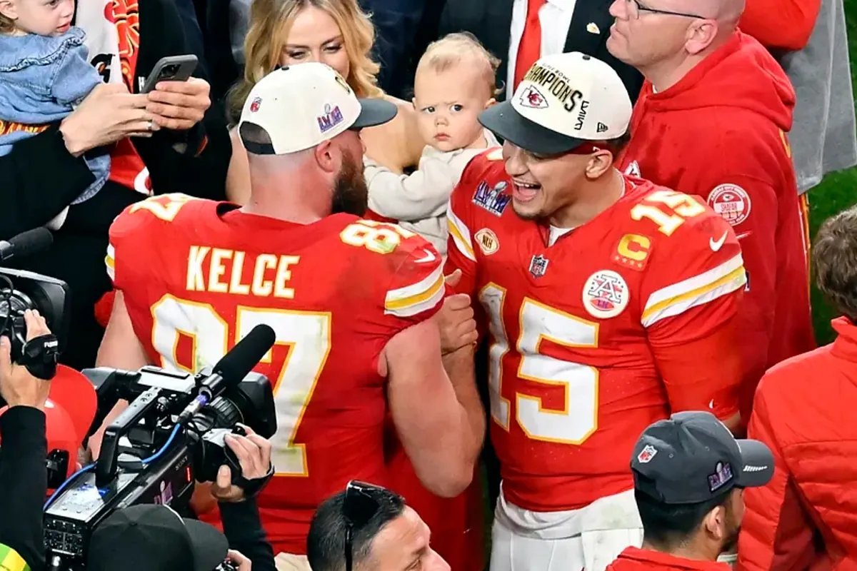 What impact does Travis Kelce's return to the Kansas City Chiefs have on Patrick Mahomes' injury?