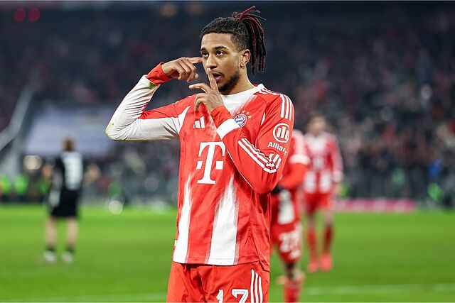 Michael Olise, celebrando un gol