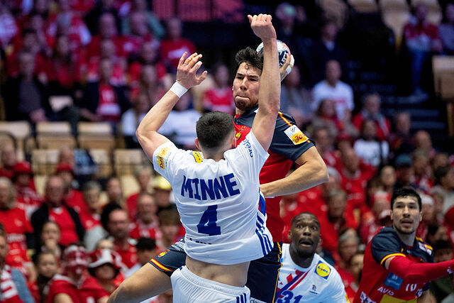 Dani Dujshebaev se dispone a lanzar con la oposici�n del franc�s Aymeric Minne.