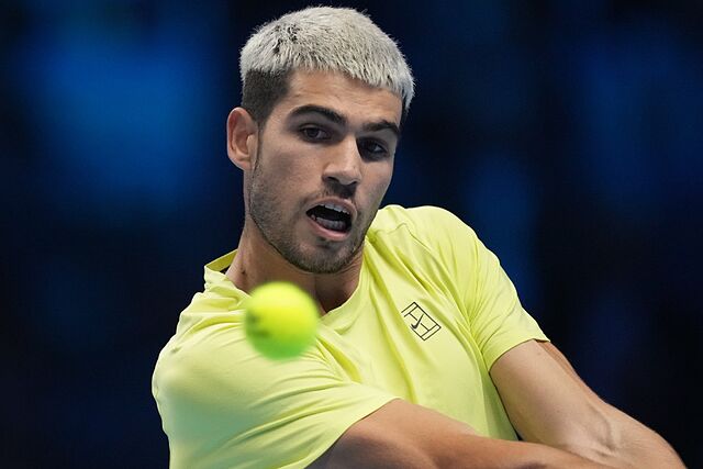 Alcaraz pega de rev�s.