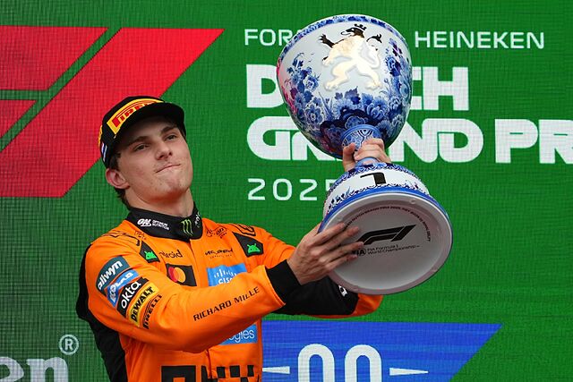 Oscar Piastri en lo m�s alto del podio del GP de los Pa�ses Bajos.