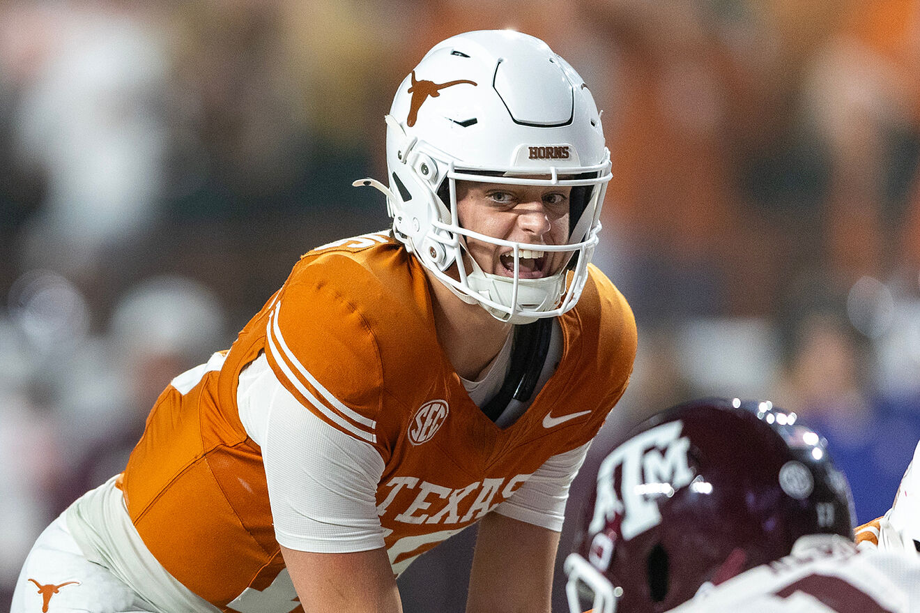 Arch Manning takes a snap for the Texas Longhorns during the 2025...