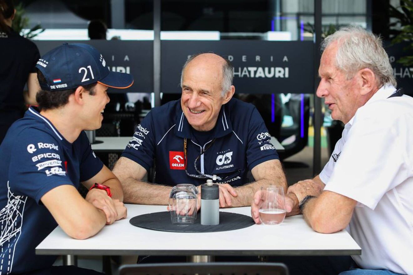 De Vries, Franz Tost (AlpahTauri) y Helmut Marko, en una imagen de...