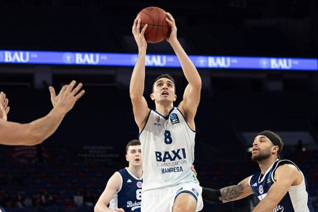 Alex Reyes ataca el aro del Bahcesehir en un momento del partido en Turqu�a.