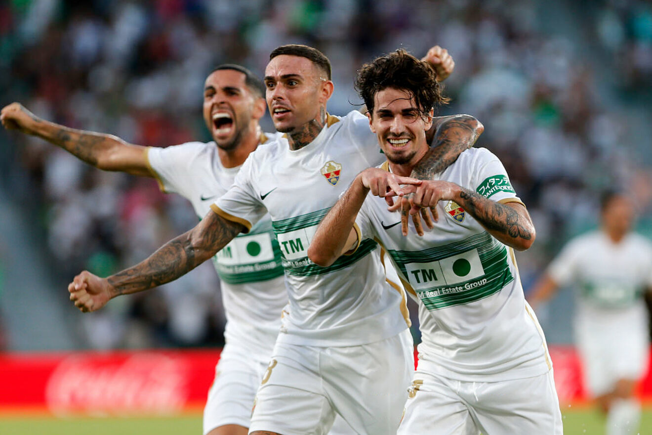 Alex Collado celebra un gol con el Elche.