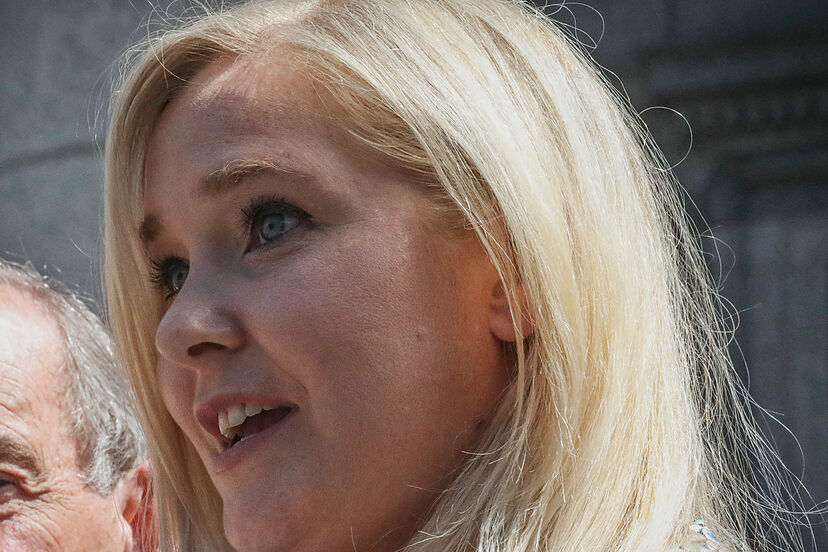 Prince Andrew accuser laid to rest in private Australian funeral as family honors her fight against abuse | Marca