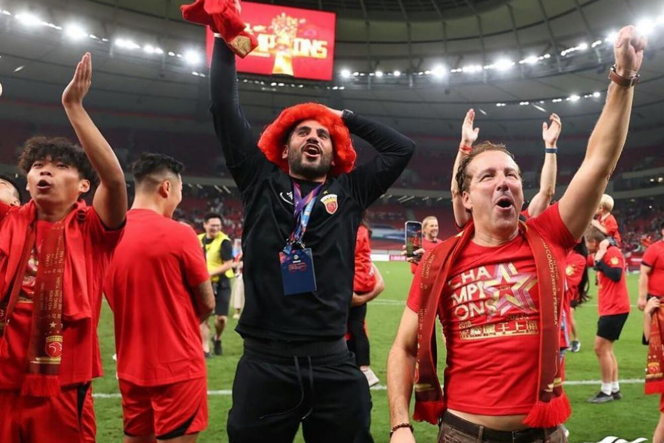Javier Pereira celebra con sus jugadores el t�tulo de liga.