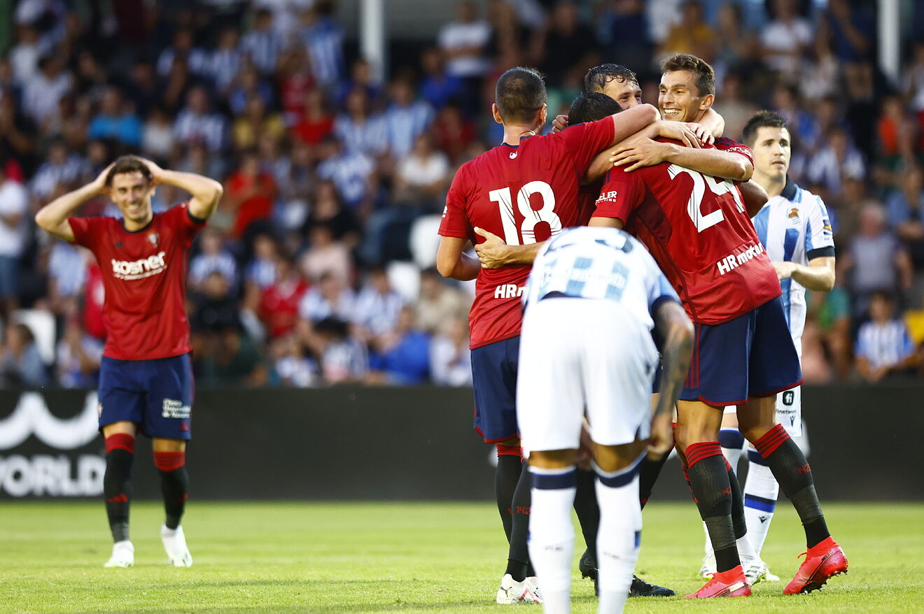 Alejandro Catena es abrazado por sus compa�eros tras su hat trick.