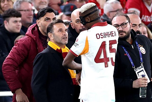 Victor Osimhen se duele ante Okan Buruk.