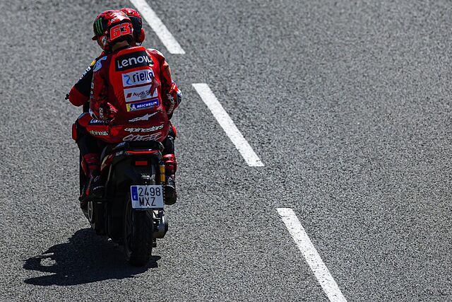 Pecco vuelve en 'scooter' tras su ca�da.