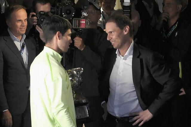 Carlos Alcaraz y Rafa Nadal hablan tras la final del Open de Australia.