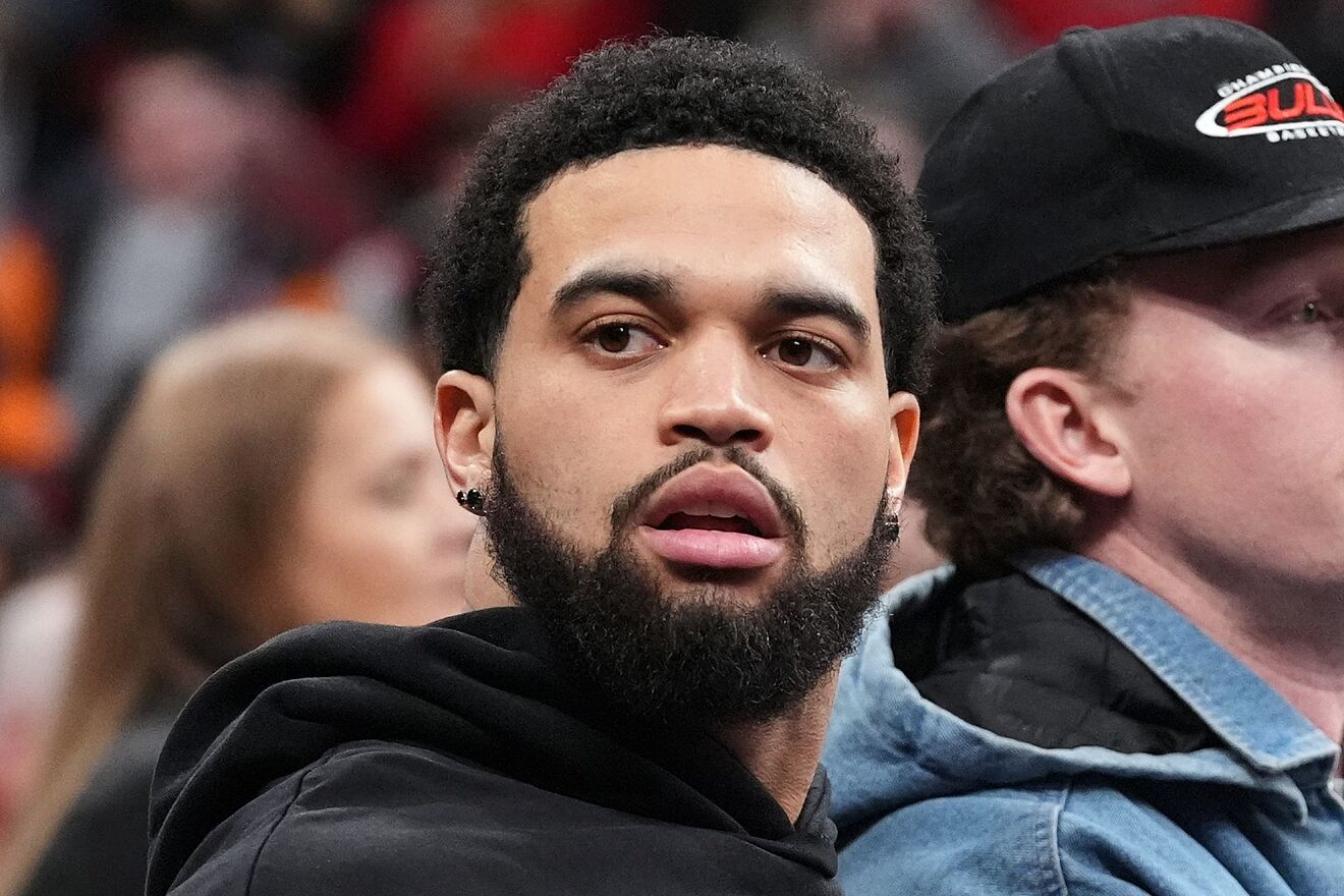 Caleb Williams gets a loud ovation in Chicago as fans online react...