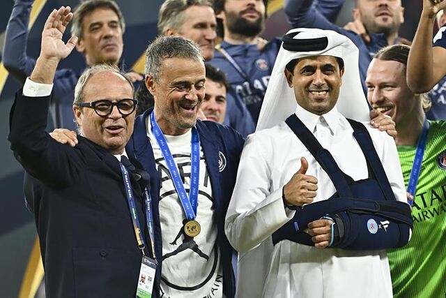 Luis Enrique celebrado junto a Al-Khelaifi y Luis Campos la victoria de la Intercontinental.