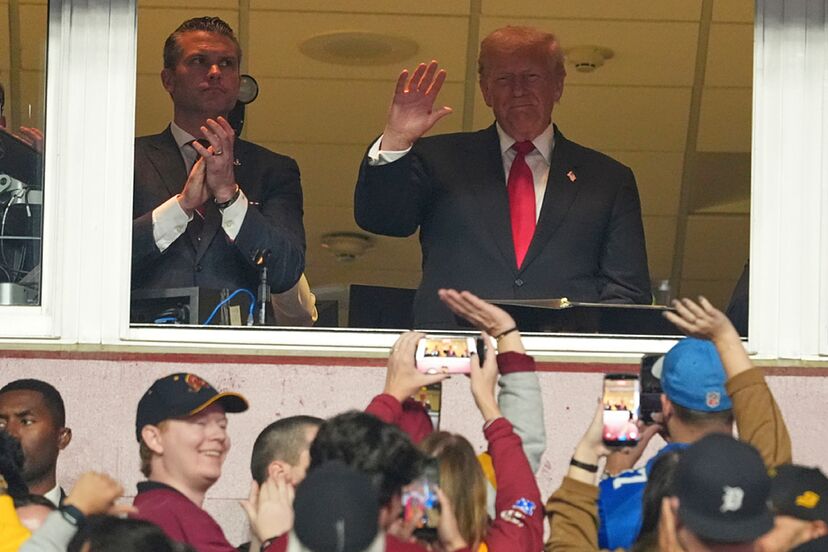 Donald Trump was booed during the NFL game he attended | Marca