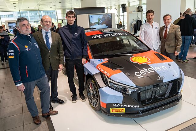 Pepe L�pez y Arnau Bart�s, con la plana mayor de Hyundai Espa�a y el presidente de la RFEDA, Manuel Avi��.