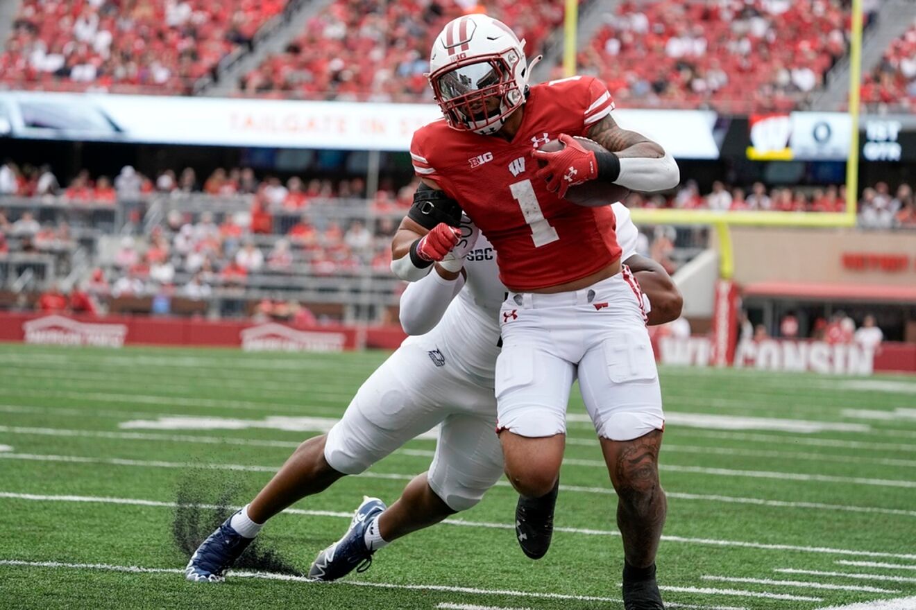 Wisconsin's Chez Mellusi runs past Georgia Southern's Tarian Lee Jr.