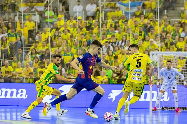 Antonio P�rez encara a Joao Salla ante Esteban