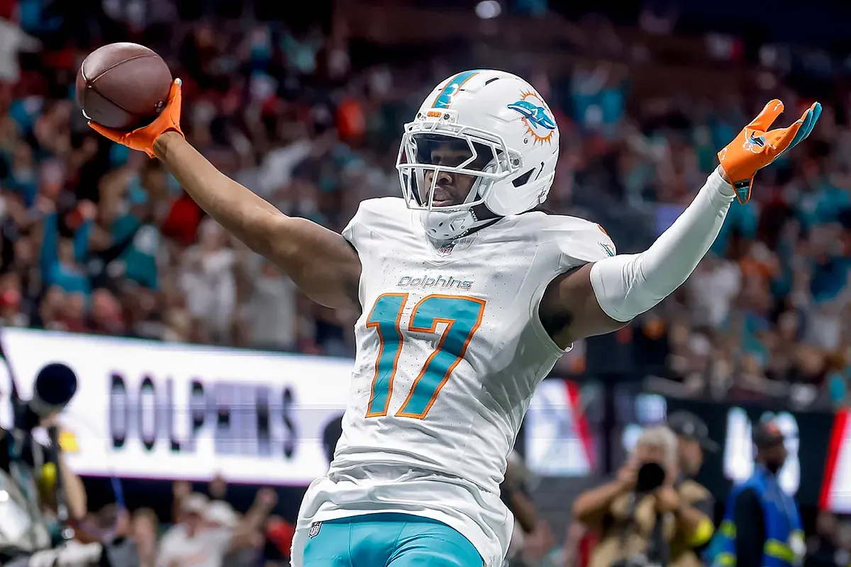 Trouble for the Dolphins: Jaylen Waddle could follow in Tyreek Hill's footsteps and leave Miami