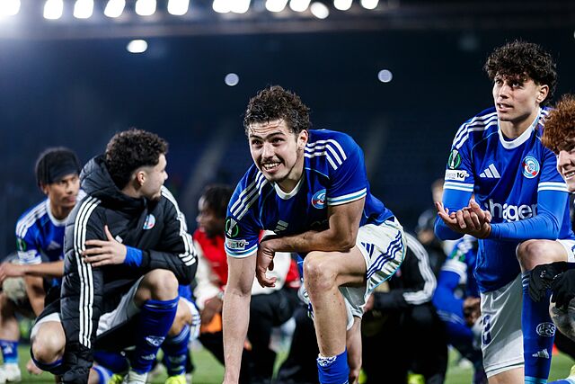 Joaqu�n Panichelli celebra la clasificaci�n en Conference frente al Rijeka.