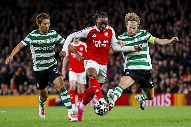 Morten Hjulmand trata de robarle el bal�n a Eberechi Eze.