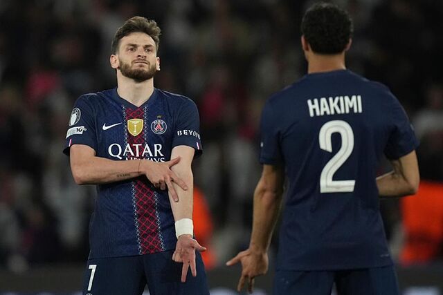 Khvicha Kvaratskhelia celebra uno de sus goles ante el Bayern.