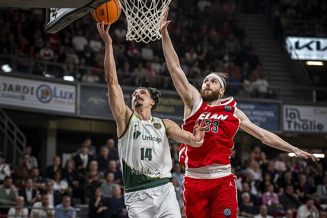 Nihad Djedovic hace una entrada a canasta.