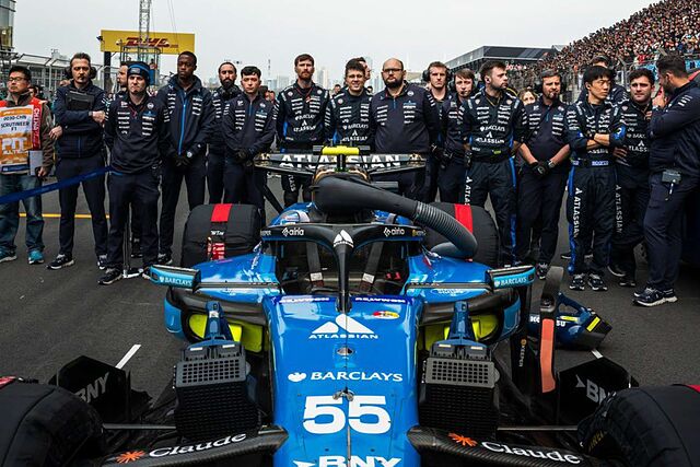 El equipo de Sainz en Williams, durante el himno antes de la carrera en China.