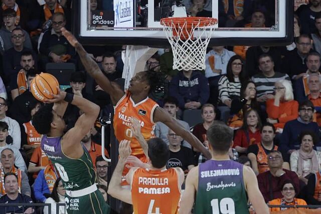 Brancou Badio (Valencia Basket) intenta taponar a Tyson P�rez (Unicaja) en un partido de esta temporada.