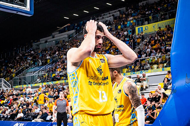 Pelos se lleva las manos a la cabeza en un momento del partido ante el Burgos.