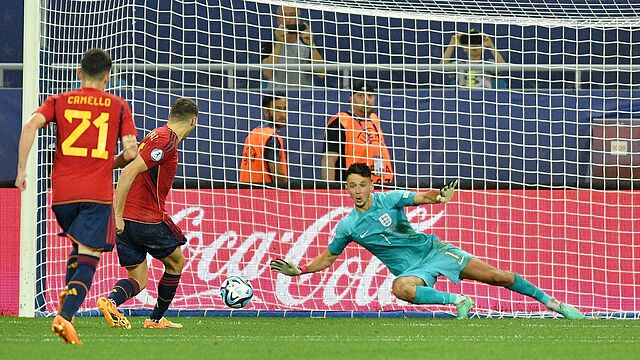 Abel Ruiz lanzando el penalti.