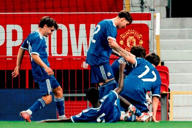 Los jugadores del Castilla celebran el gol del triunfo de Barroso en Old Trafford.