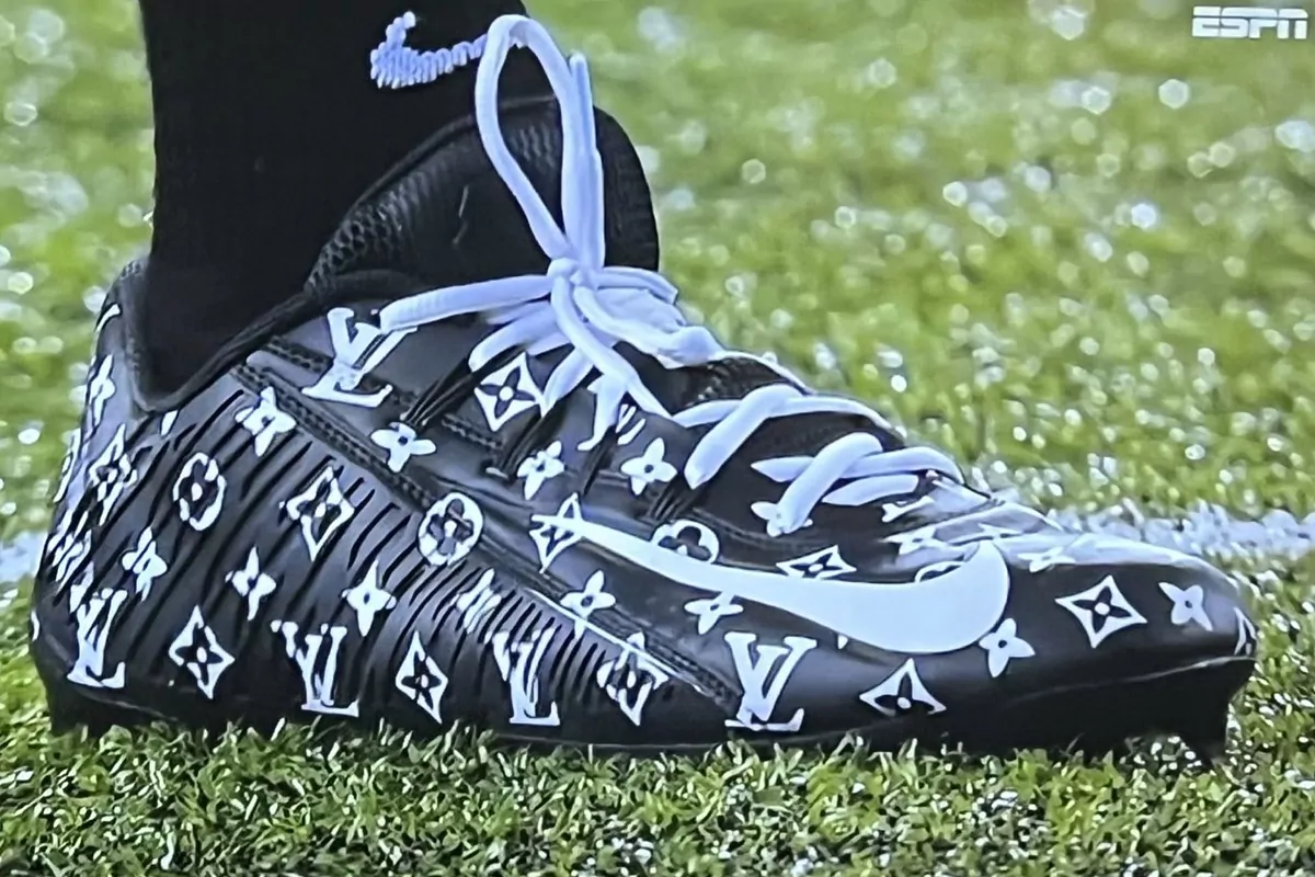 LeBron James reacts to Ohio State WR Marvin Harrison Jr. wearing