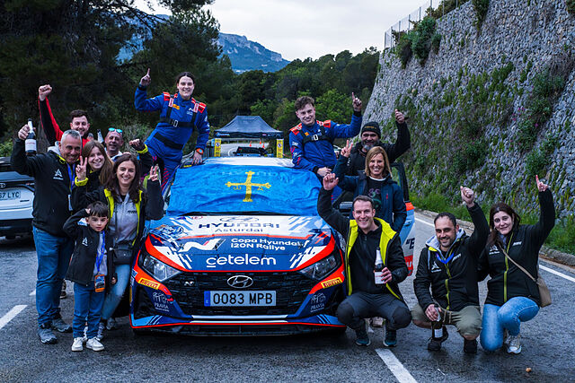 Adri�n Blanco y su equipo celebrando el triunfo.