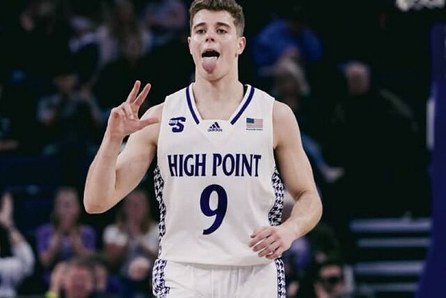 Conrad Mart�nez celebrando una canasta con los Panthers de High Point.