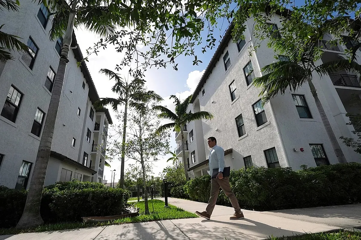 You can only sell or offer door-to-door services in Florida if you meet these requirements