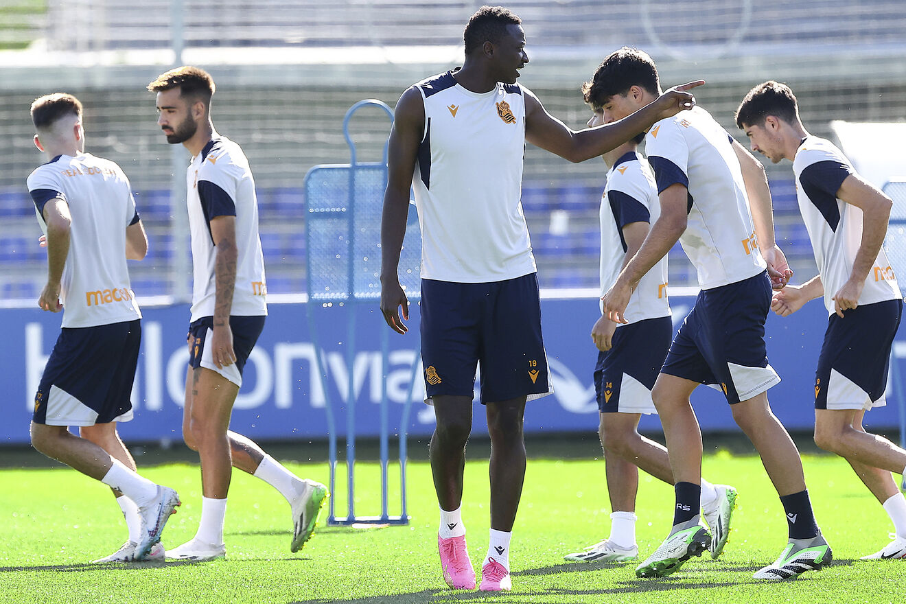 Varios jugadores de la Real, entre ellos Sadiq Umar, durante un...
