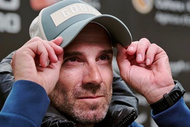 Alejandro Valverde se ajusta la gorra en Ibiza.