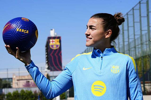 Patri Guijarro, centrocampista del Barcelona, posa con un bal�n.